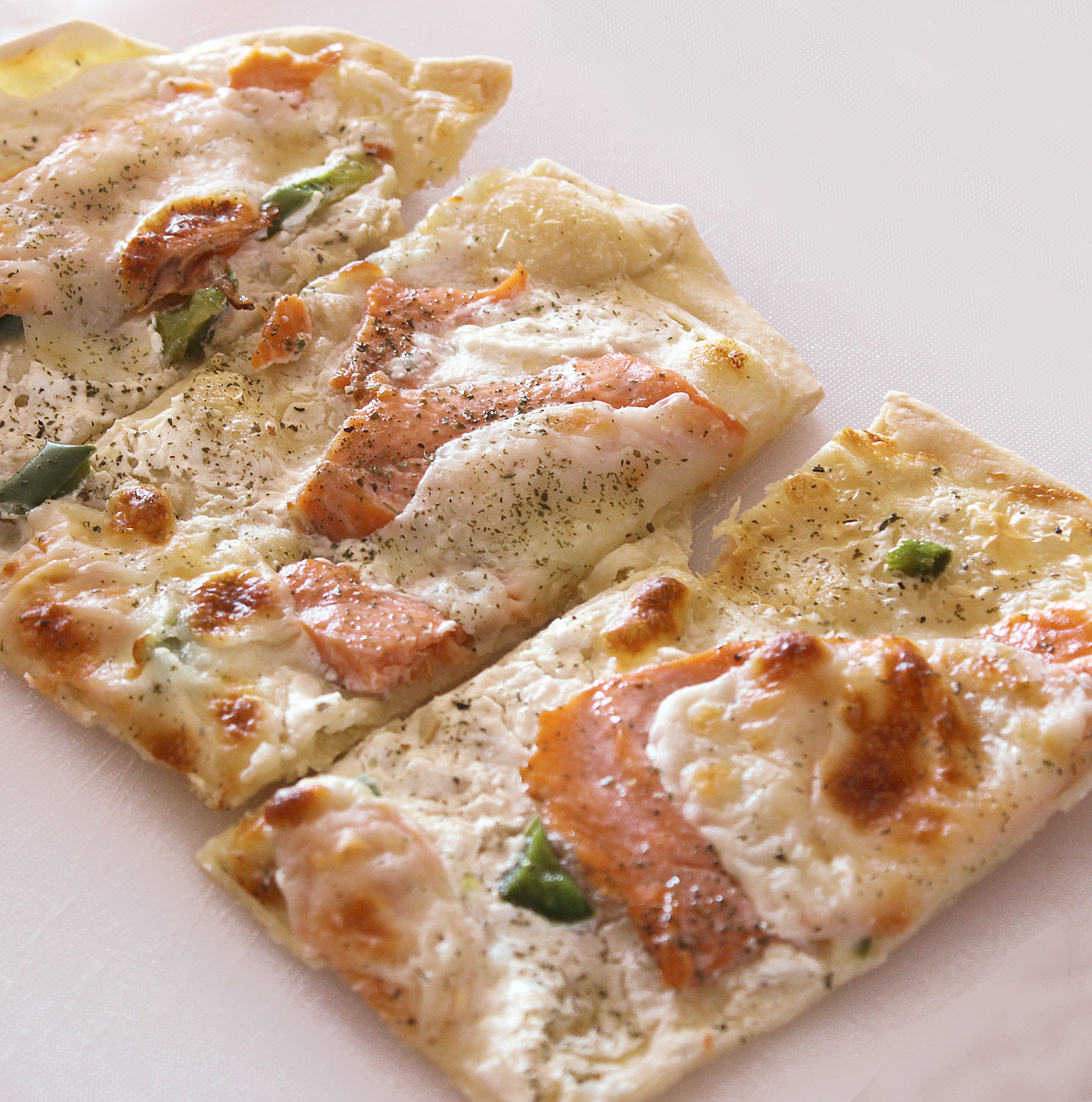 Pizza saumon, poivron et mozzarella