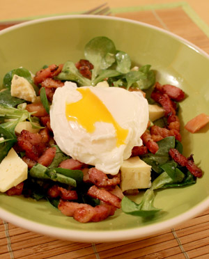 Salade aux lardons, oeuf poché et fromage