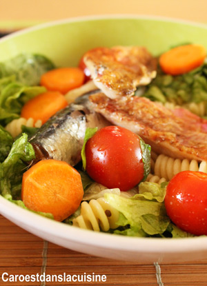 Salade aux rougets, sardines et tomates cerises
