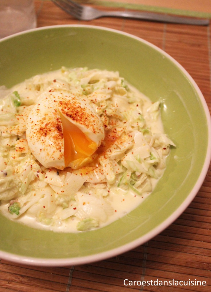 Oeufs mollets sur un lit de chou frisé à la vinaigrette coco