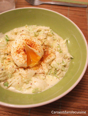 Oeufs mollets sur un lit de chou frisé à la vinaigrette coco