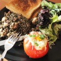 Tomates-aux-oeufs-cocotte,-salade-de-lentilles-froides-accueil