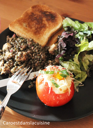 Tomates aux oeufs cocotte, salade de lentilles froides à la feta
