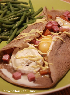 Galette salée au jambon, fondue de poireaux et oeuf