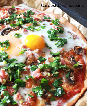 Pizza reine jambon, oeuf, tomates, mozza et champignons