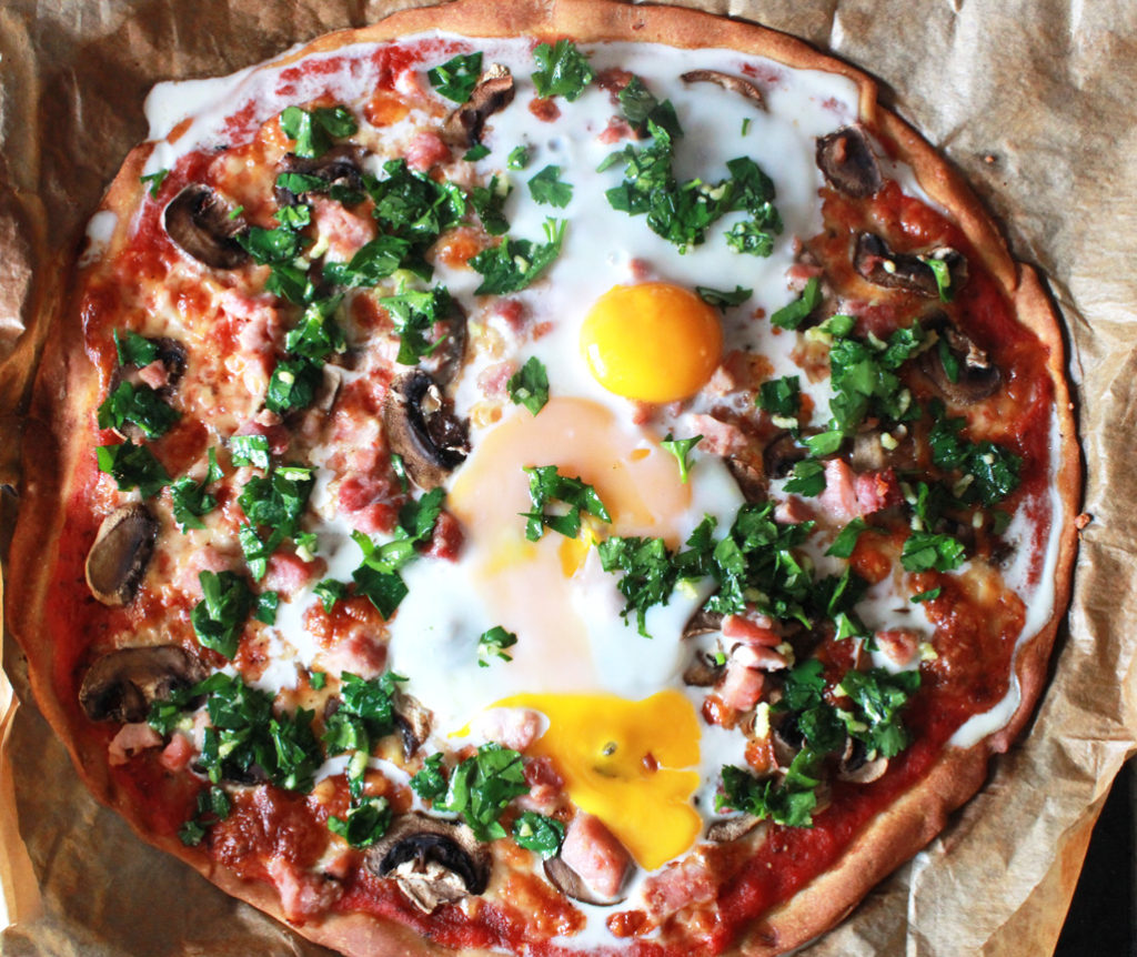 Pizza-tomate-champignons-mozzarella-oeuf