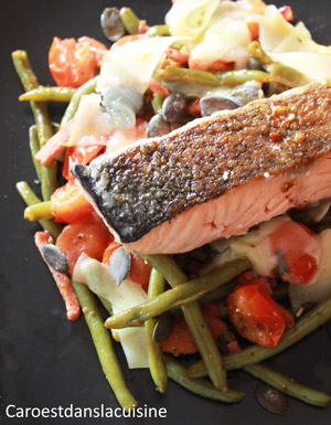 Saumon frais croustillant et salade d’été au comté